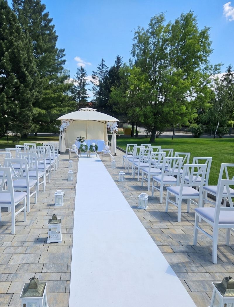 Ceremonia ślubna w ogrodzie