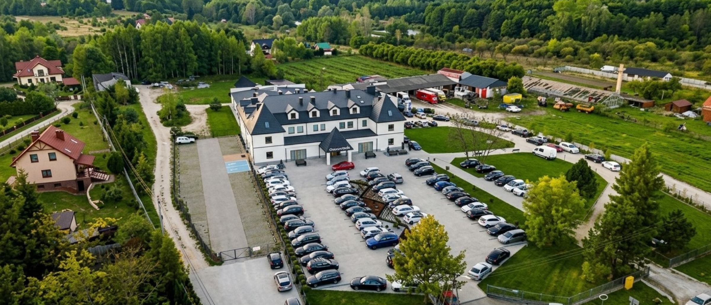 Szaniecki Dwór z lotu ptaka — budynek i ogród
