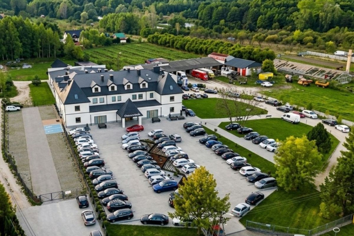 Teren zielony wokół sali weselnej