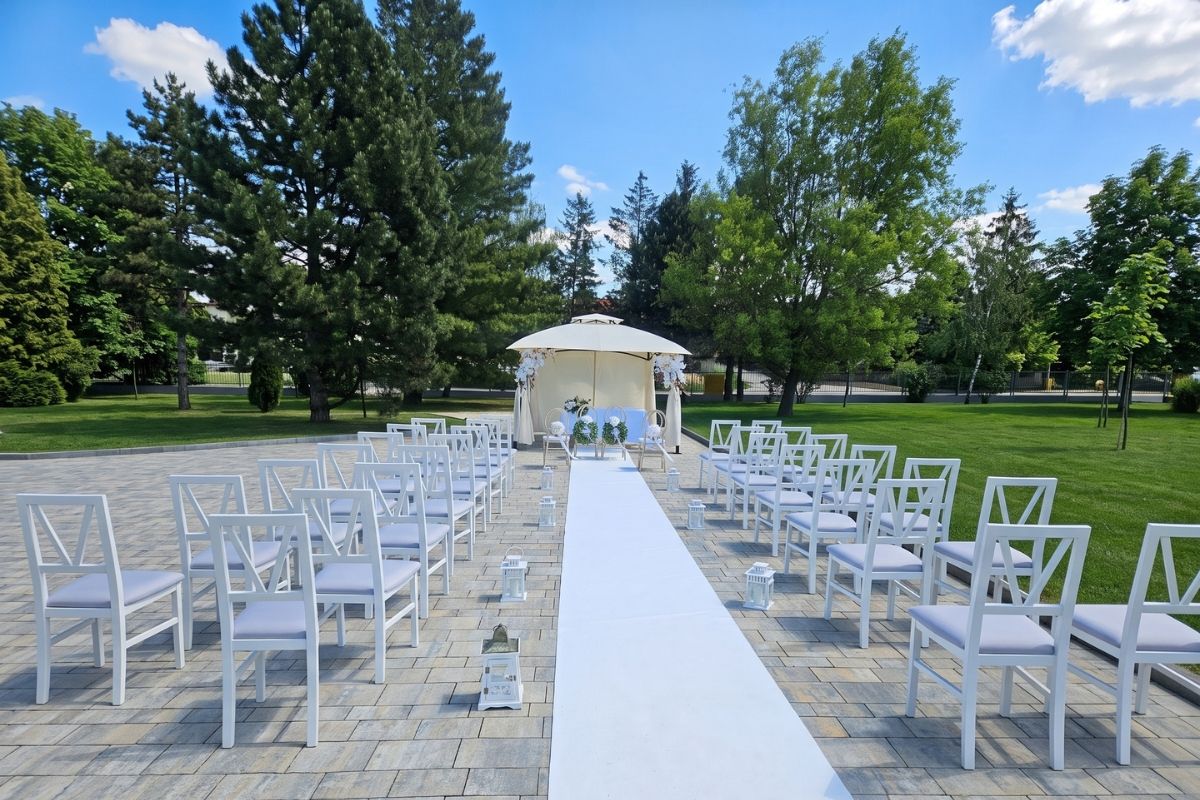 Ceremonia ślubna w plenerze w ogrodzie Szanieckiego Dworu