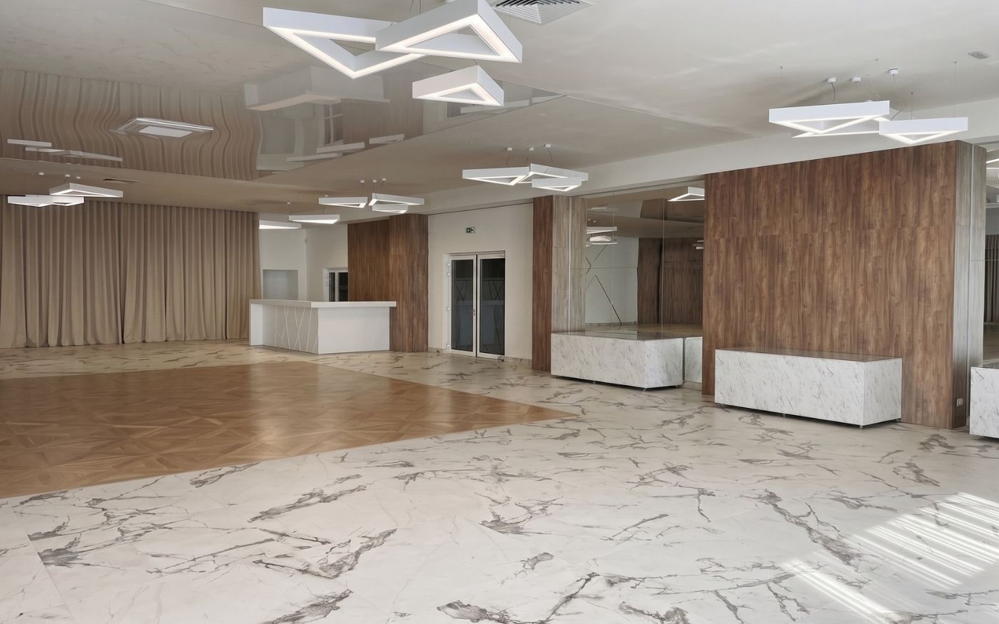 Sala weselna wieczorem — gra luster i oświetlenia LED